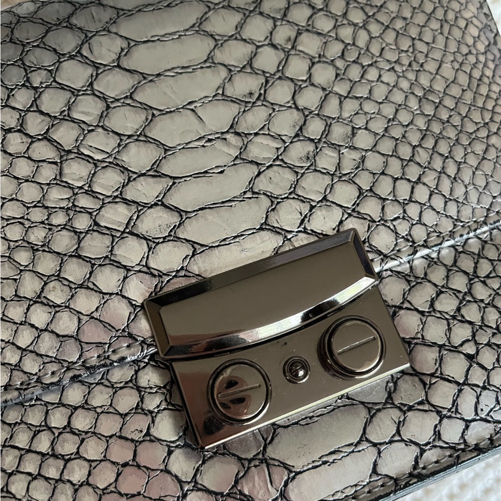 Silver colore snake texture clutch